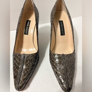 Beautiful Anne Klein Snakeskin Pattern Leather Heel Pumps Gray Brown 7.5M Italy